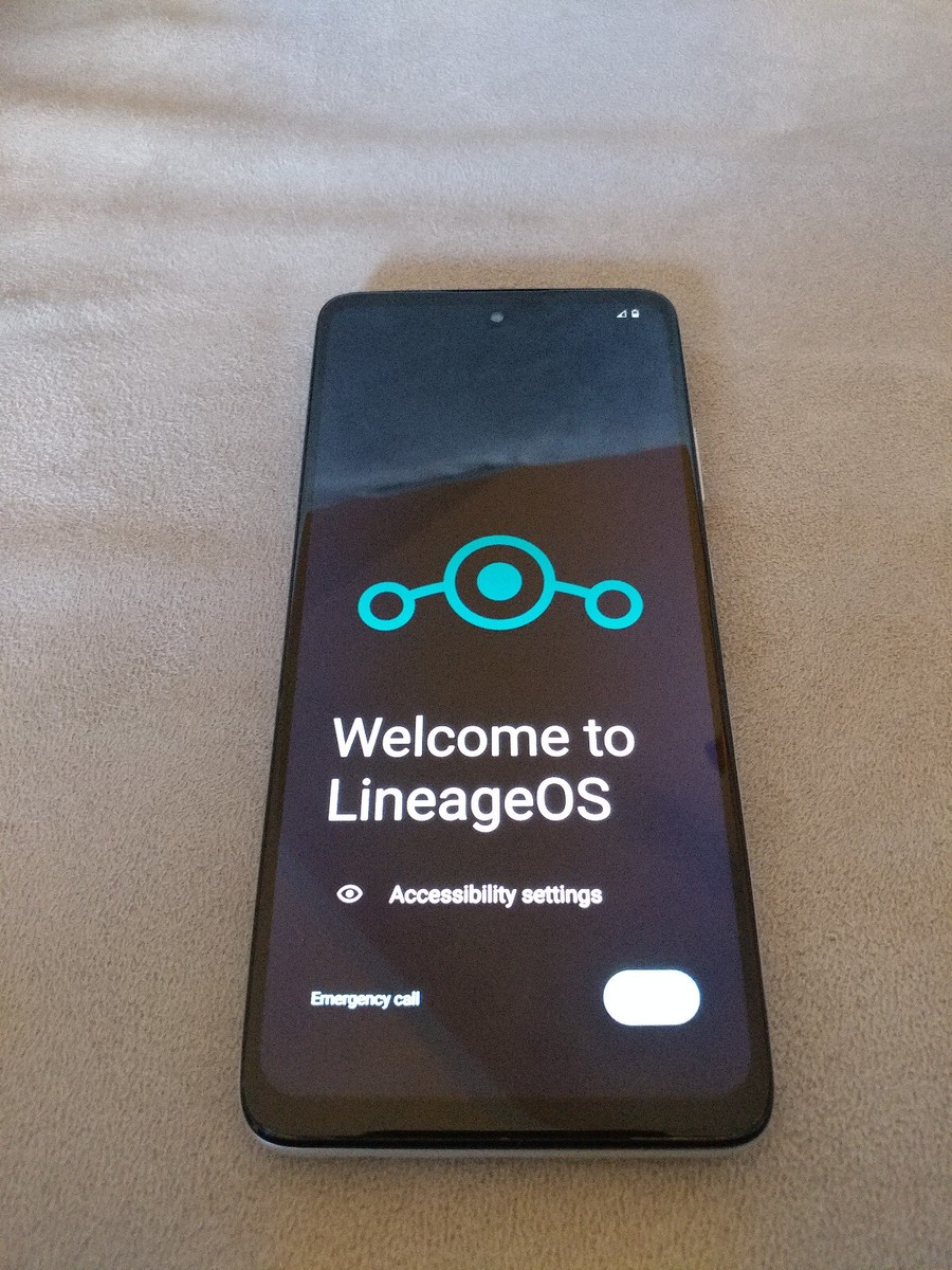 Smartphone während der Ersteinrichtung von LineageOS mit Welcome-to-LineageOS-Bildschirm