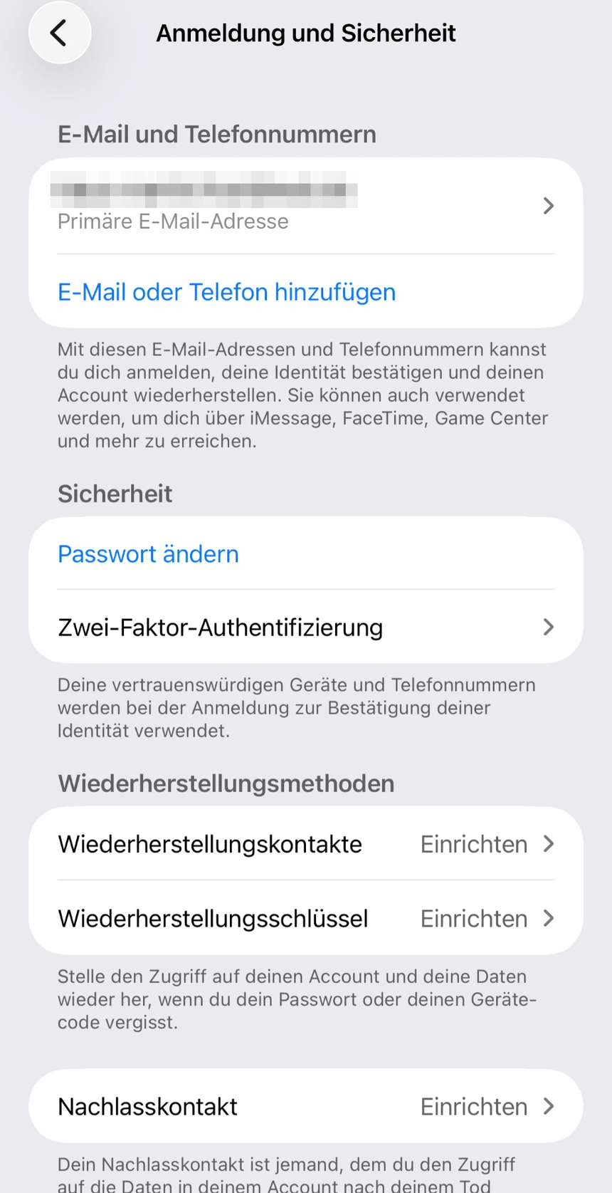 Bildschirm Anmeldung und Sicherheit unter iOS 27 mit den Abschnitten E-Mail und Telefonnummern, Sicherheit mit Passwort ändern sowie Wiederherstellungsmethoden