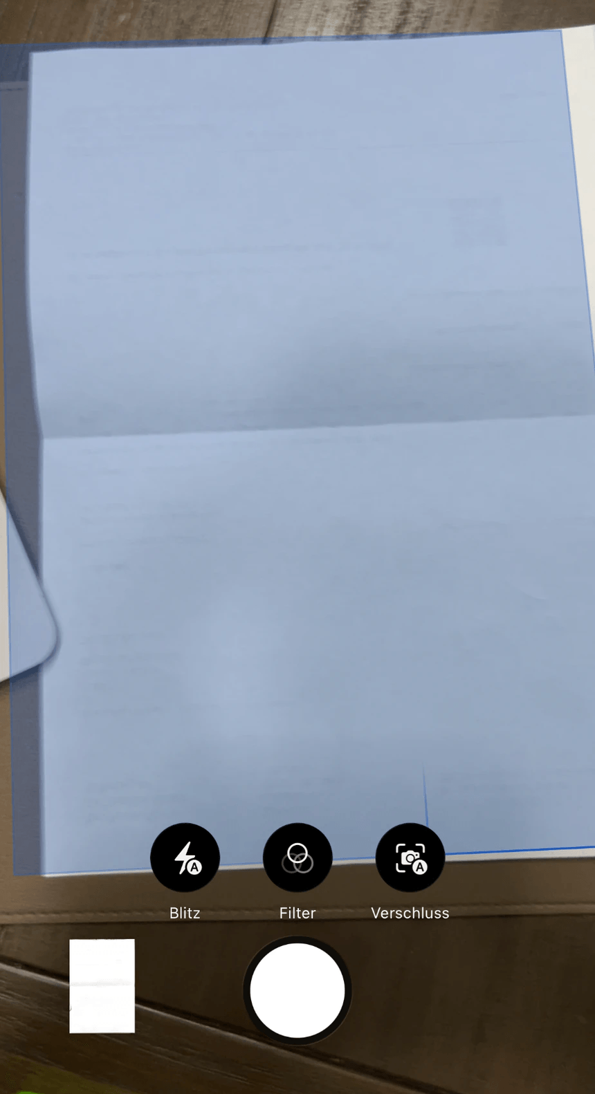 Scan-Sucher unter iOS 27: die erkannte Seite ist blau hinterlegt, darunter die Schalter Blitz, Filter und Verschluss