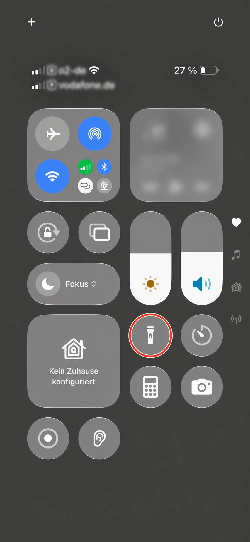 Taschenlampen-Steuerelement im iPhone-Kontrollzentrum rot markiert
