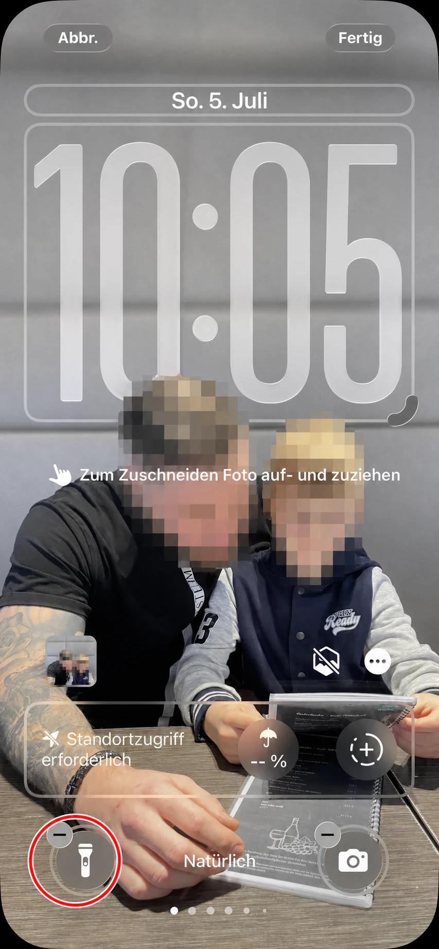 Taschenlampen-Steuerelement beim Anpassen des iPhone-Sperrbildschirms rot markiert
