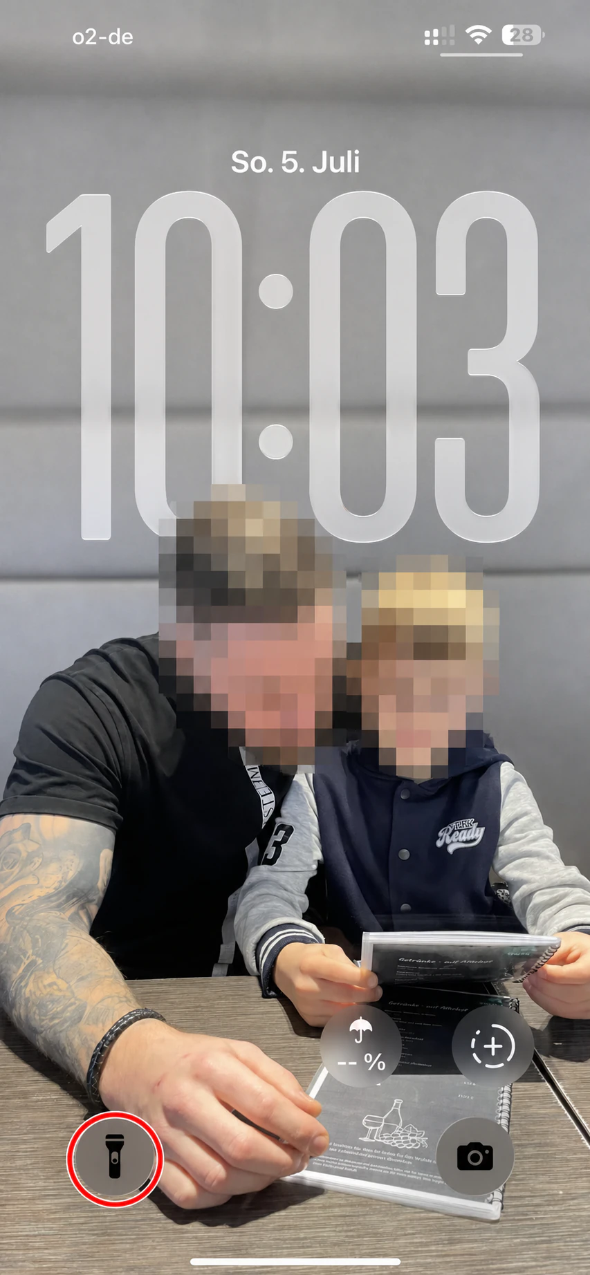 Rot markiertes Taschenlampen-Symbol auf dem iPhone-Sperrbildschirm