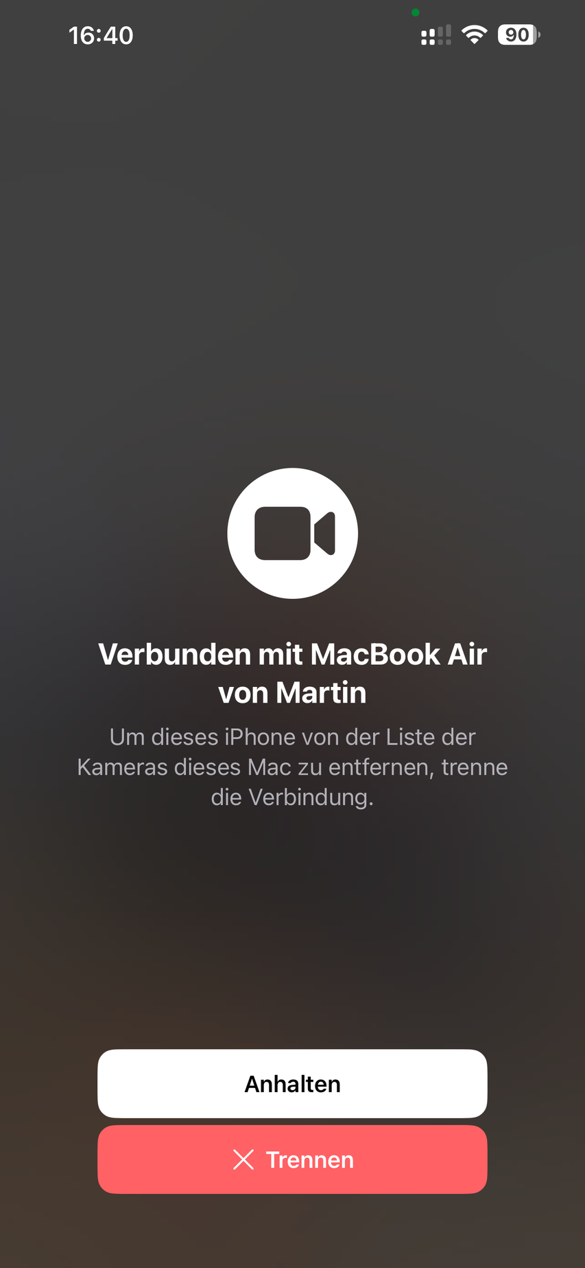 iPhone-Bildschirm: Verbunden mit MacBook Air, mit den Schaltflächen Anhalten und Trennen