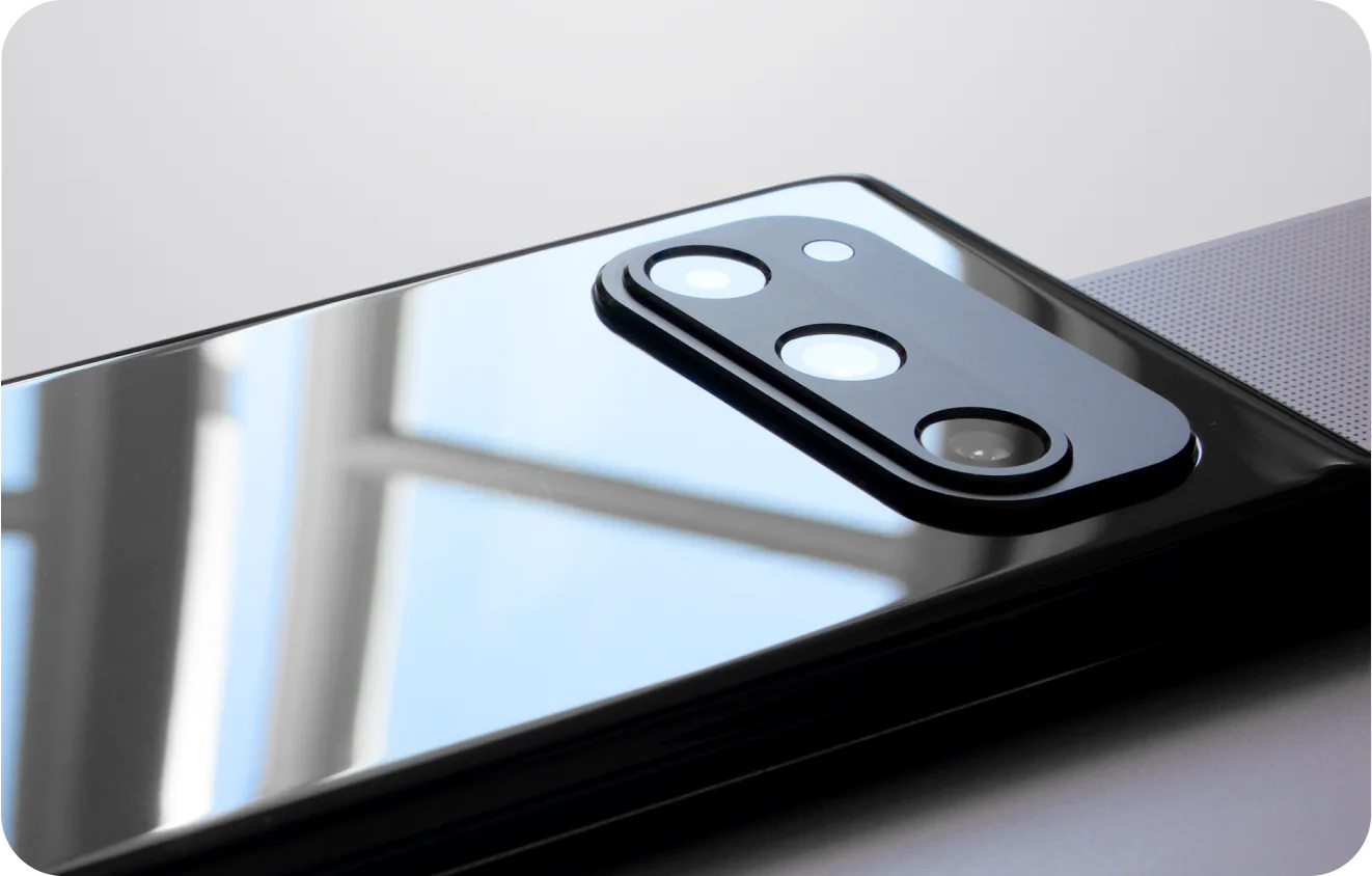 Nahaufnahme der Dreifachkamera auf der schwarzen Glasrückseite des Volla Phone Quintus
