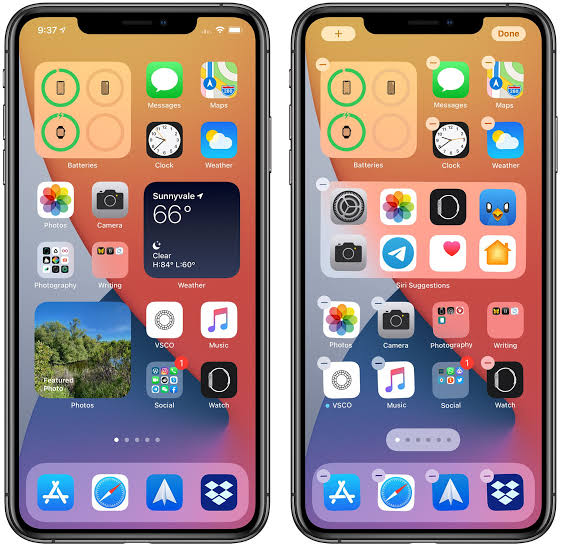 Zwei iPhone-Home-Bildschirme nebeneinander mit einem Smart Stack aus mehreren gestapelten Widgets