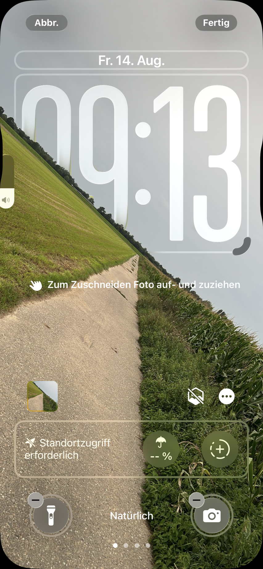 iPhone-Sperrbildschirm im Anpassen-Modus mit einem Datums-Widget über der Uhr und der Widget-Zone darunter