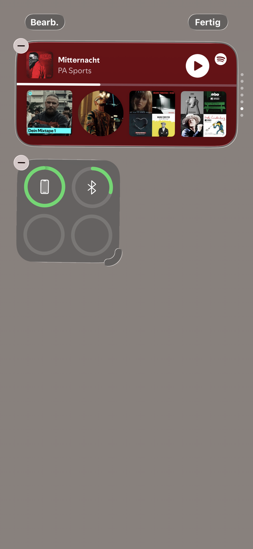 iPhone-Home-Bildschirm im Bearbeiten-Modus mit einem Musik-Widget-Stapel und einem Batterie-Widget sowie den Minus-Buttons zum Entfernen