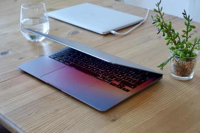 Neue MacBooks Pros in neuem Design Die neuen MacBook Pros werden mit neuem Design strahlen. Alte Funktionen kommen zurück. Ende der Touchbar!