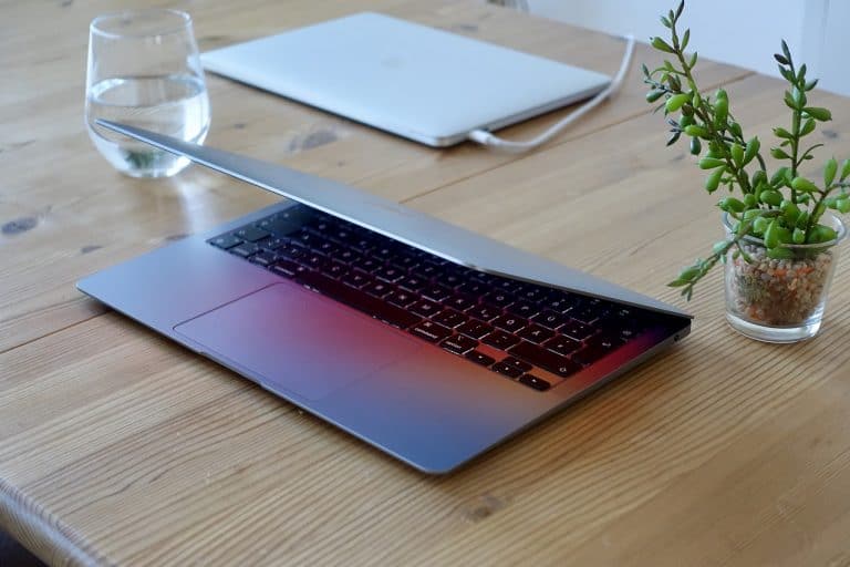 Die neuen MacBook Pros werden mit neuem Design strahlen. Alte Funktionen kommen zurück. Ende der Touchbar!